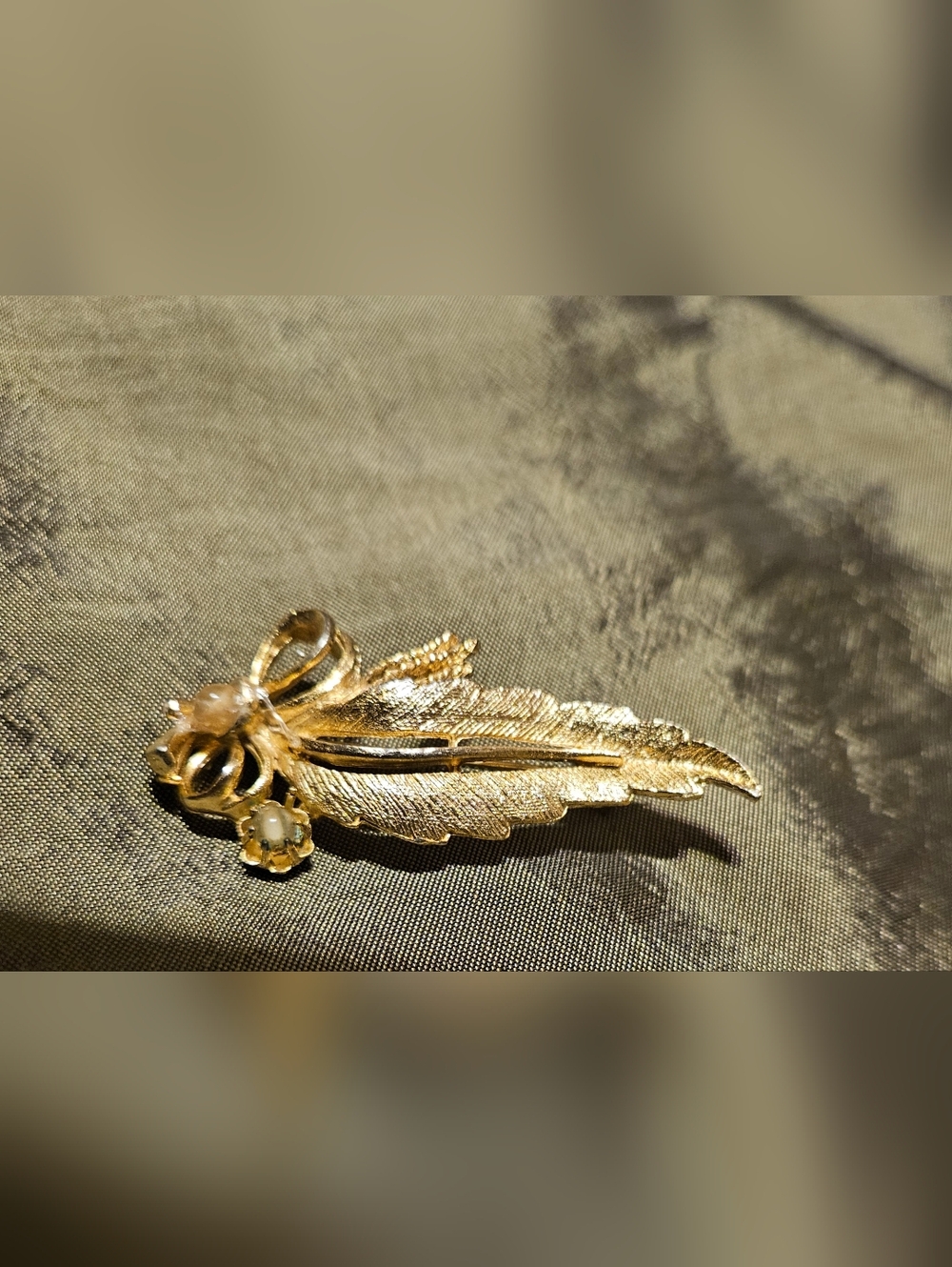 Gold Tone Leaf Ribbon Brooch - Elegant Women’s Jewelry Vintage